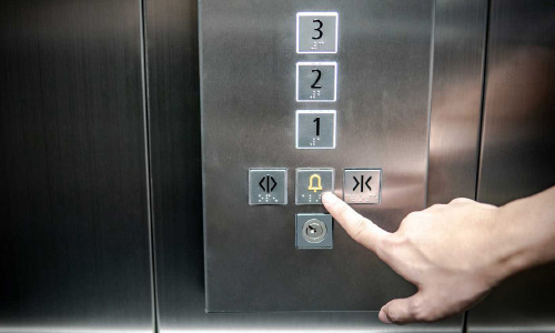 نکات آموزشی مفید هنگام گیر کردن در آسانسور